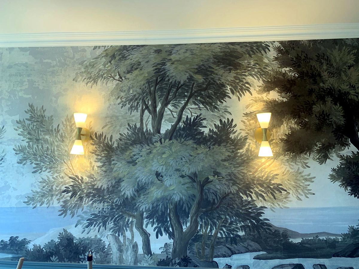 Deux appliques sur un papier peint panoramique