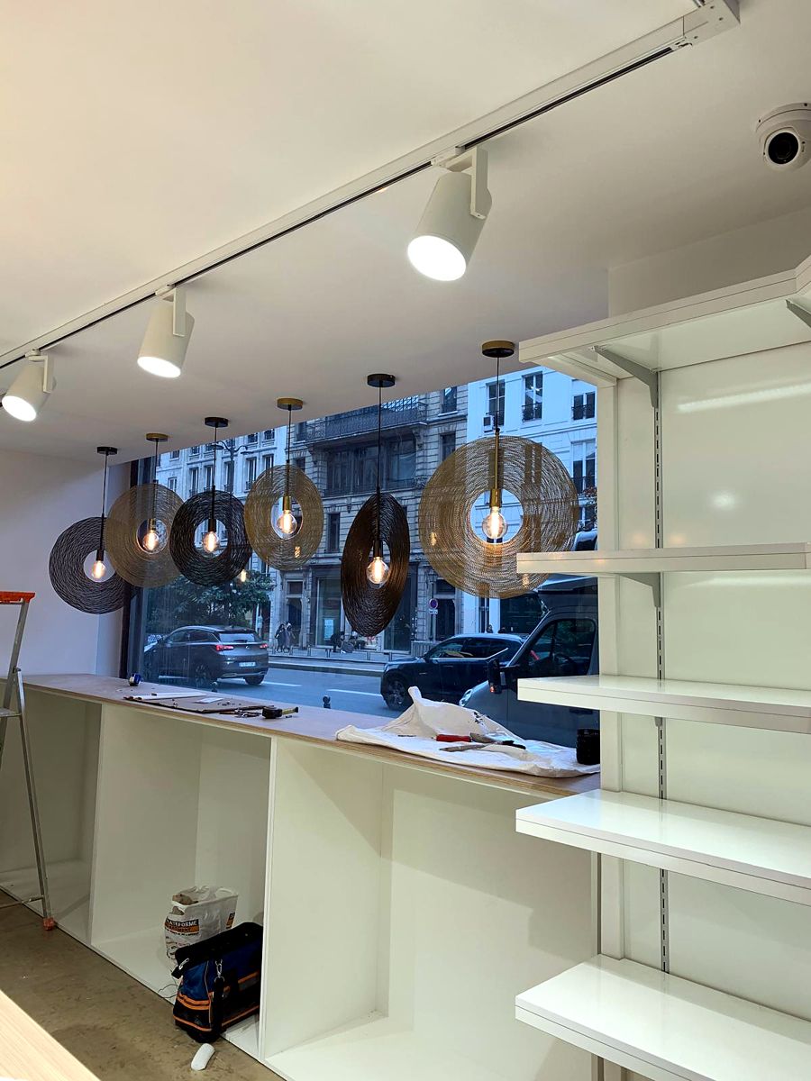 Vitrine de boutique avec suspensions et spots sur rail