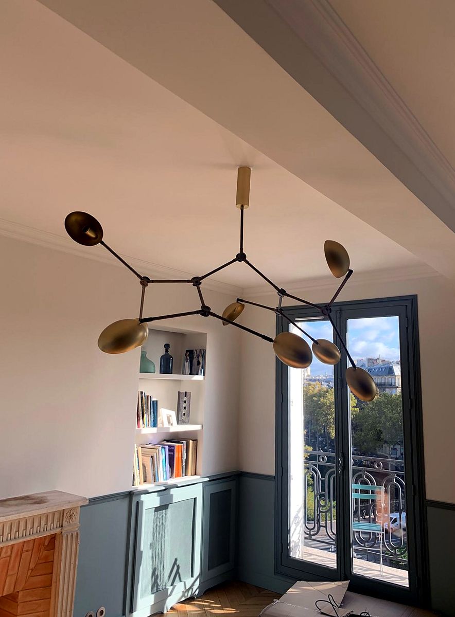 Lustre doré dans un salon haussmannien